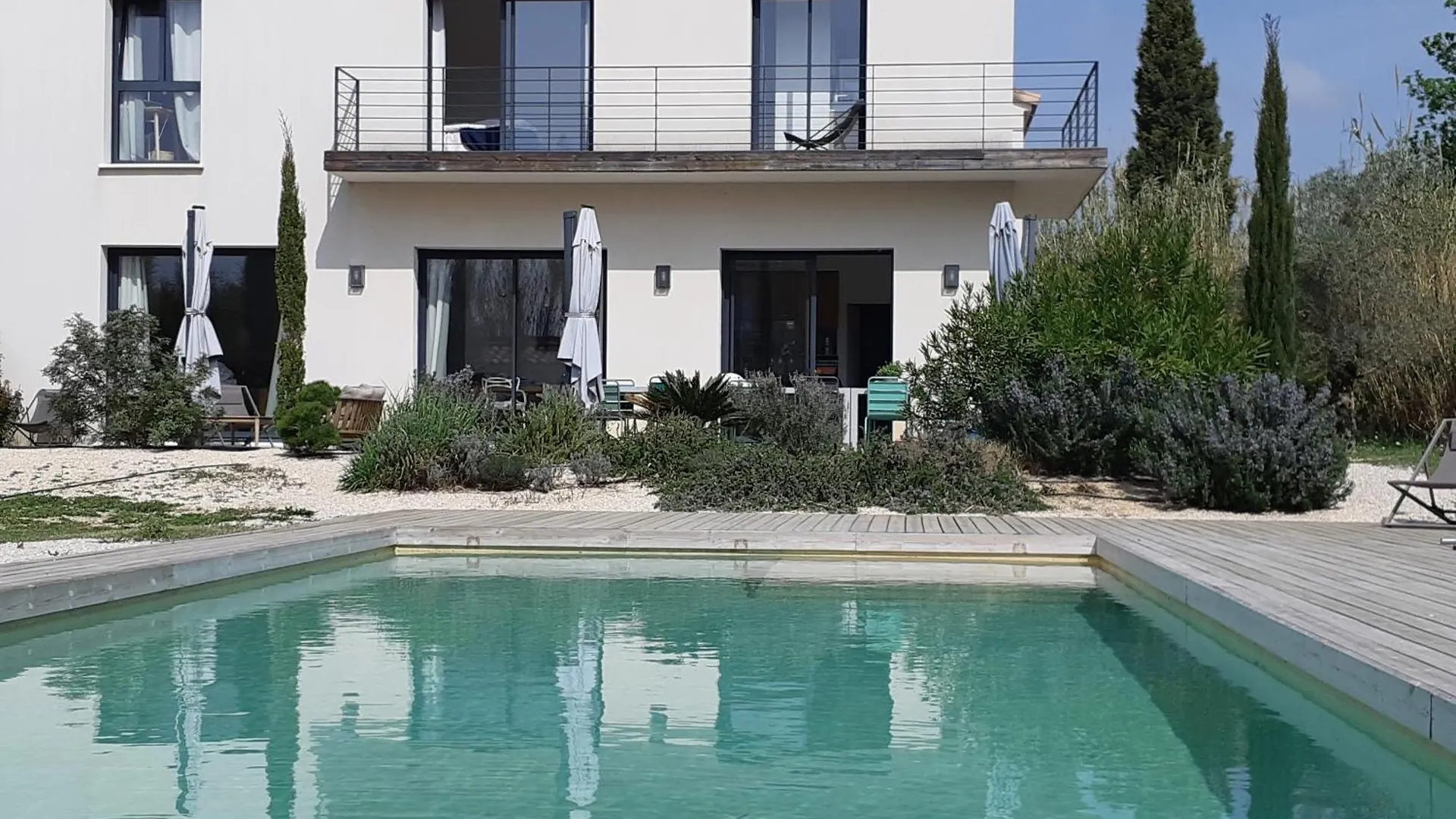 Maison Contemporaine Au Paradou. Piscine.