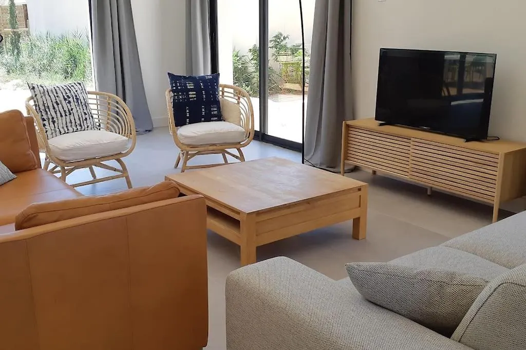 Maison Contemporaine Au Paradou. Piscine. Villa