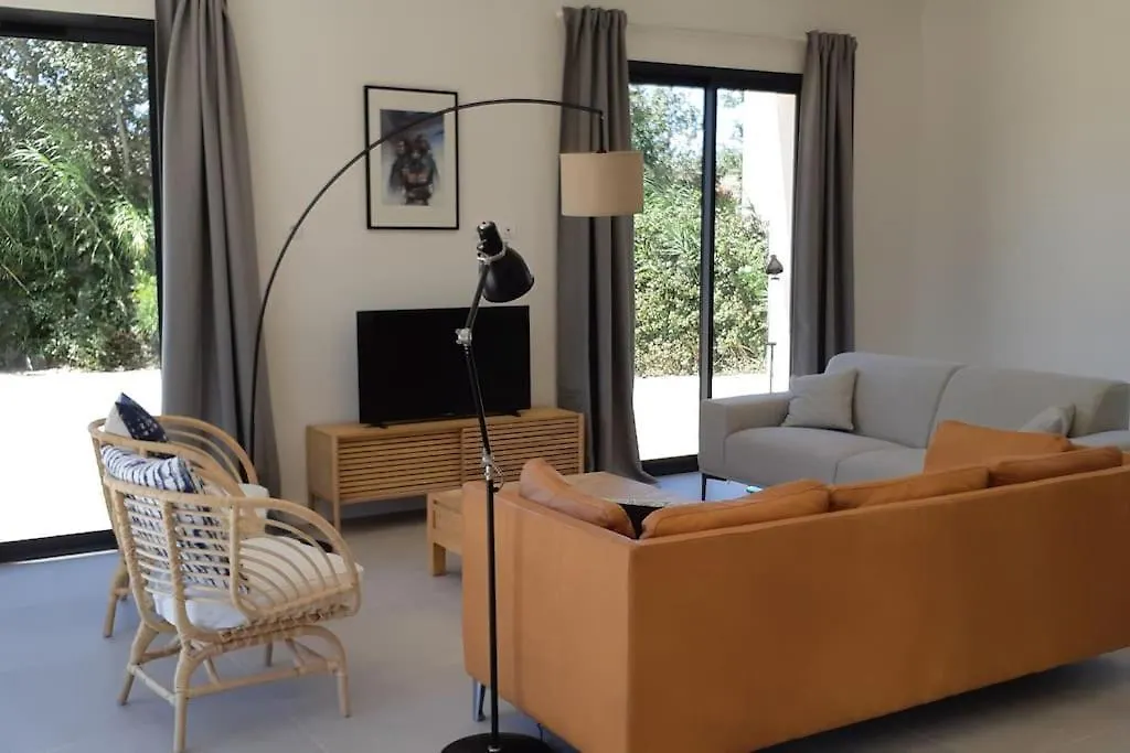Maison Contemporaine Au Paradou. Piscine.